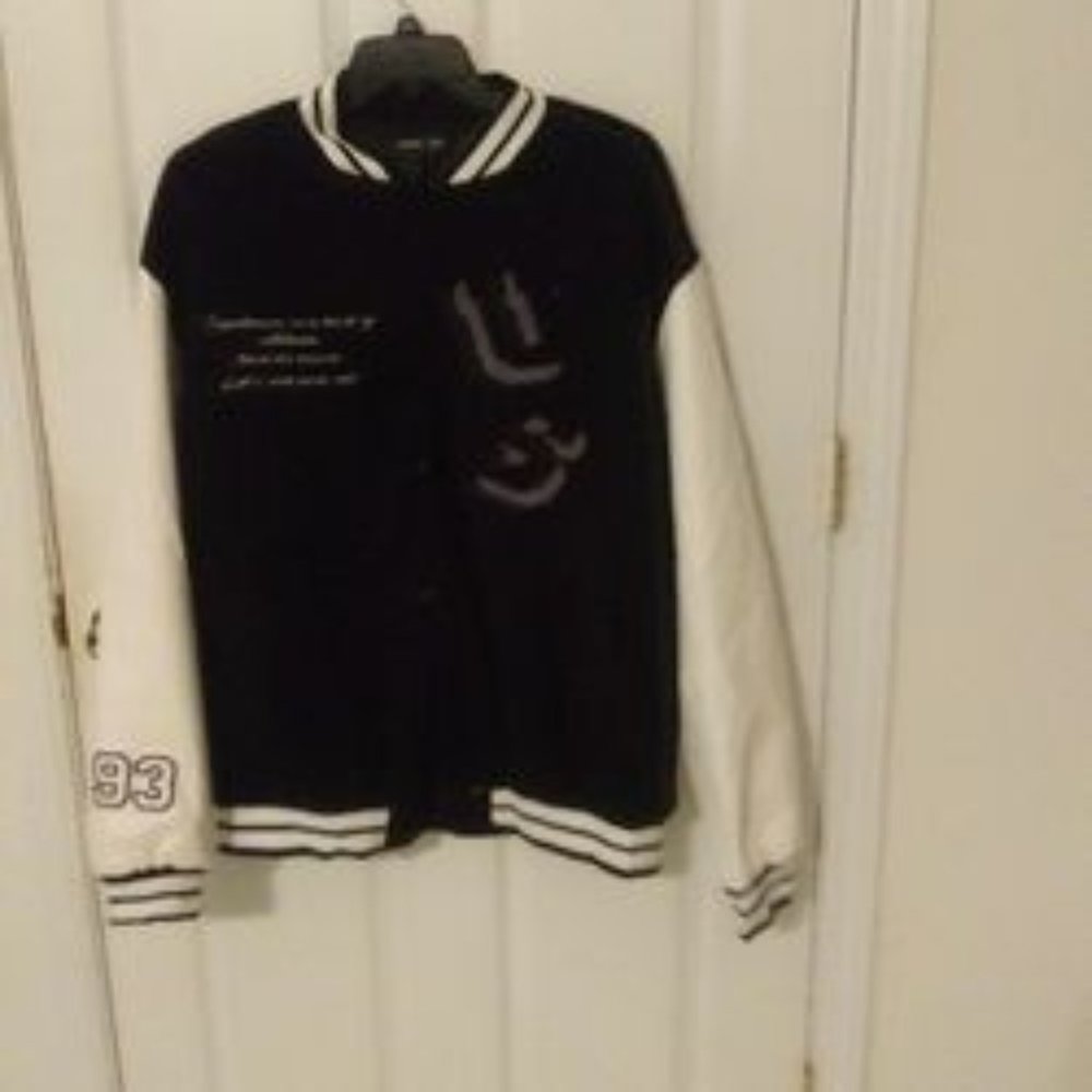 Black and White XXL Jacket, with Imitation-Leather L Ike Sleeves